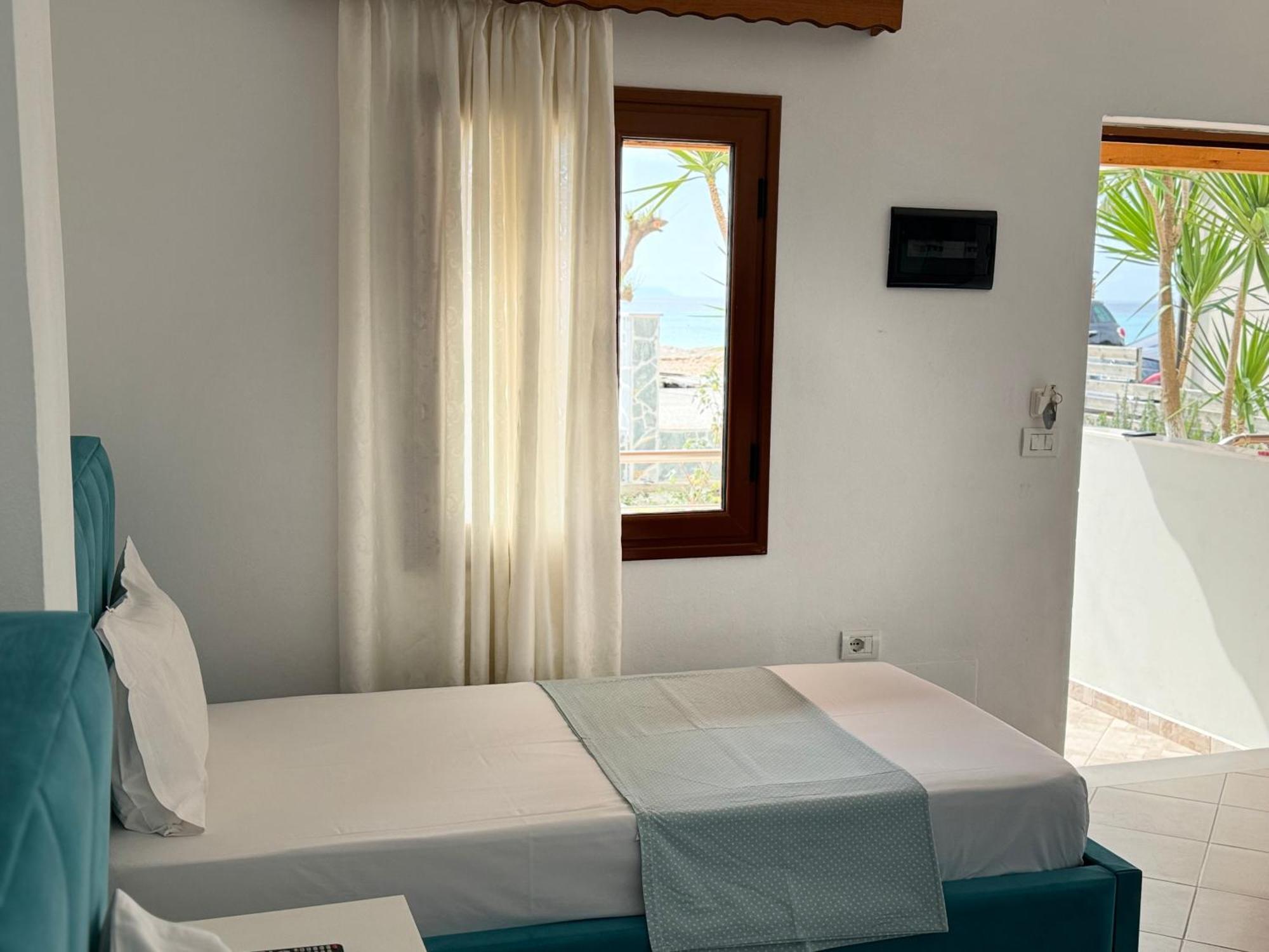 Ionian View B&B Himare Bilik gambar